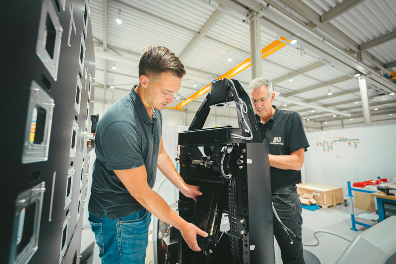 MTA engineers bespreken een ontwerp in een multidisciplinair review